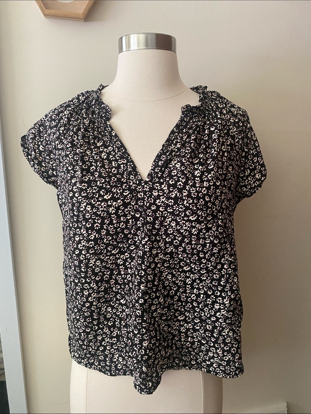 GAP Black Floral V-Neck Short Sleeve Blouse